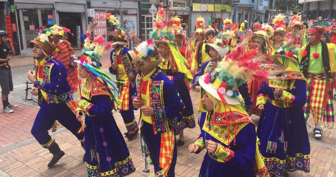 Con trajes típicos y bailes tradicionales bolivianos se toman las calles de La Candelaria 