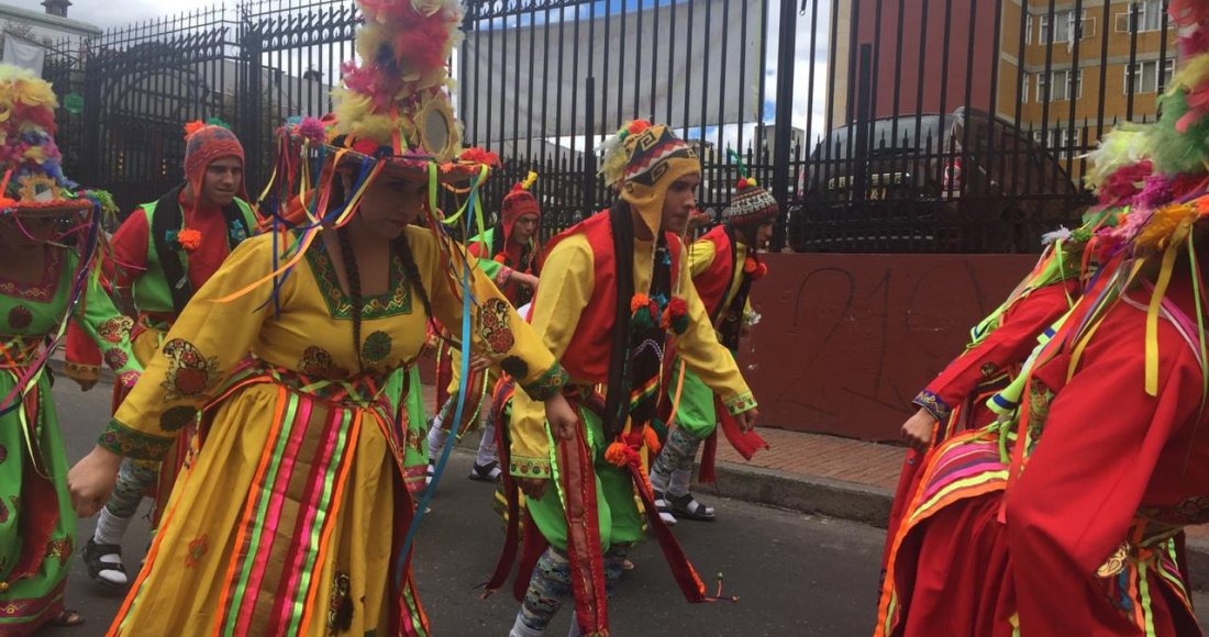 Con trajes típicos y bailes tradicionales bolivianos se toman las calles de La Candelaria 