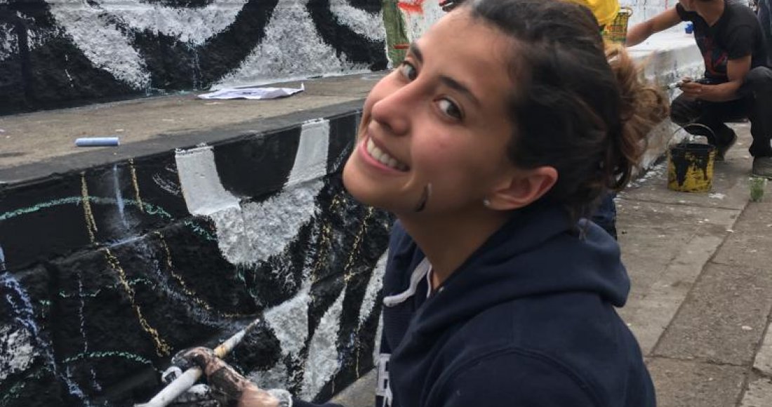 La comunidad del barrio Santa Fe embellece su parque, pintando la cancha de fútbol y baloncesto