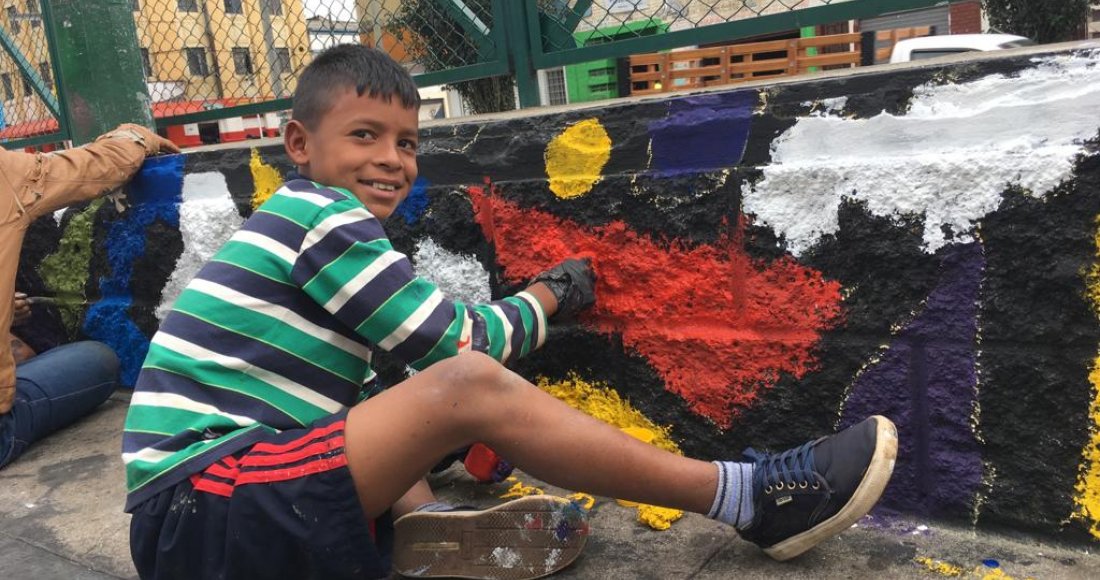 La comunidad del barrio Santa Fe embellece su parque, pintando la cancha de fútbol y baloncesto