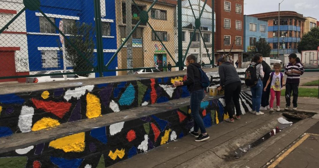 La comunidad del barrio Santa Fe embellece su parque, pintando la cancha de fútbol y baloncesto