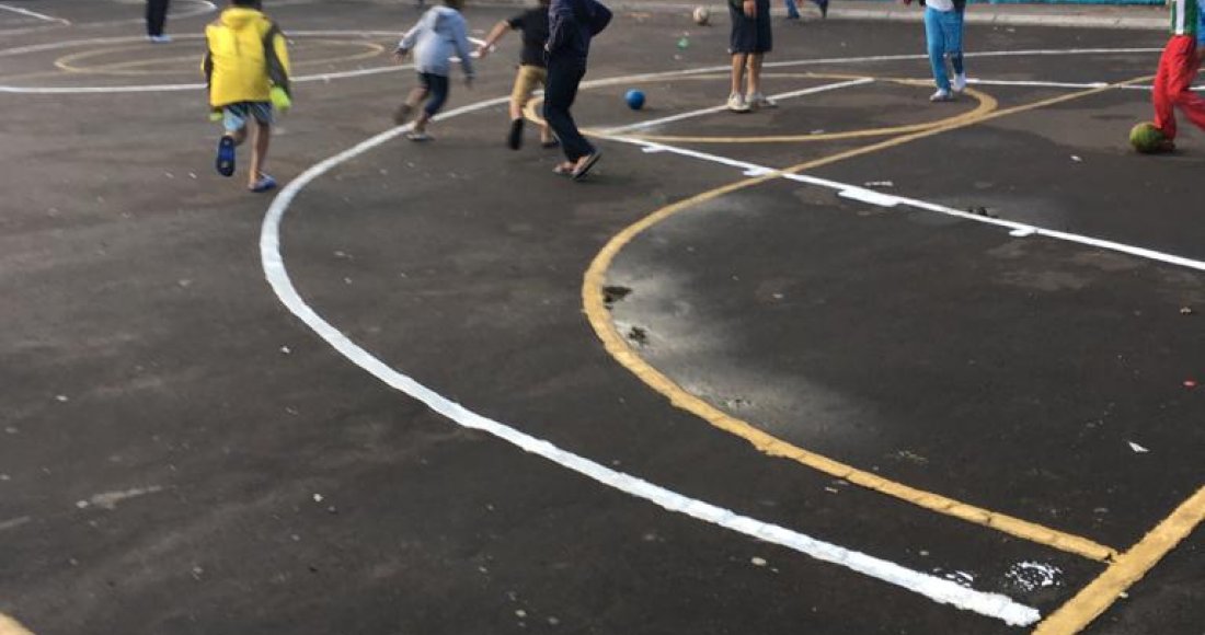 La comunidad del barrio Santa Fe embellece su parque, pintando la cancha de fútbol y baloncesto