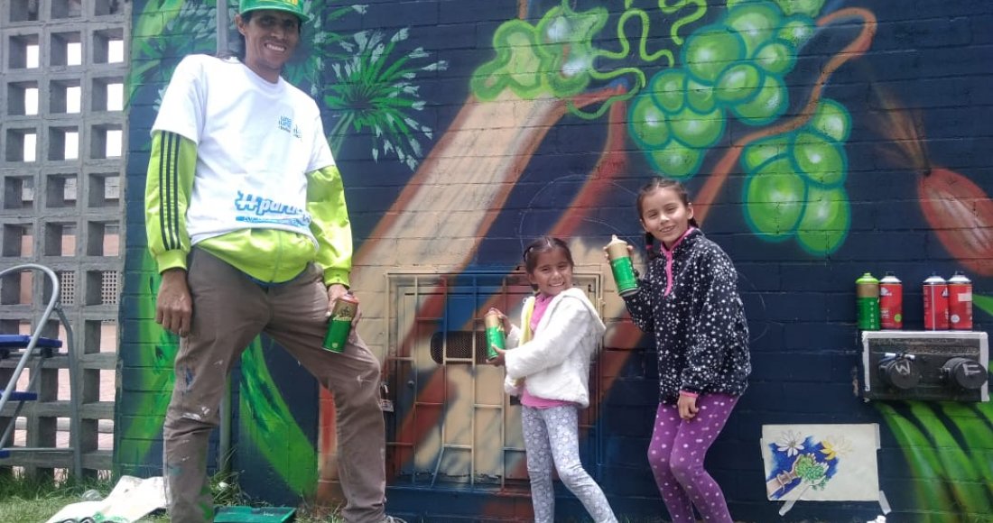 <p>Mural Comunitario con alumnos del Colegio Gabriel Betancourt Mejía y habitantes del barrio el Tintal</p>