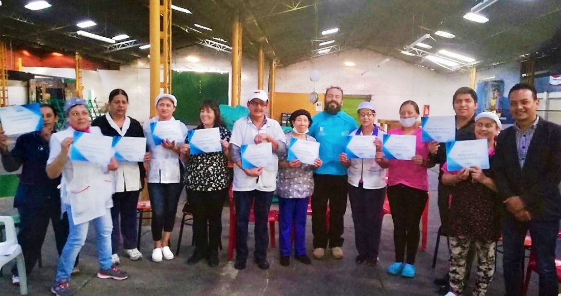 Trabajadores de la Plaza de Mercado San Carlos se forman en Herramientas para la Convivencia