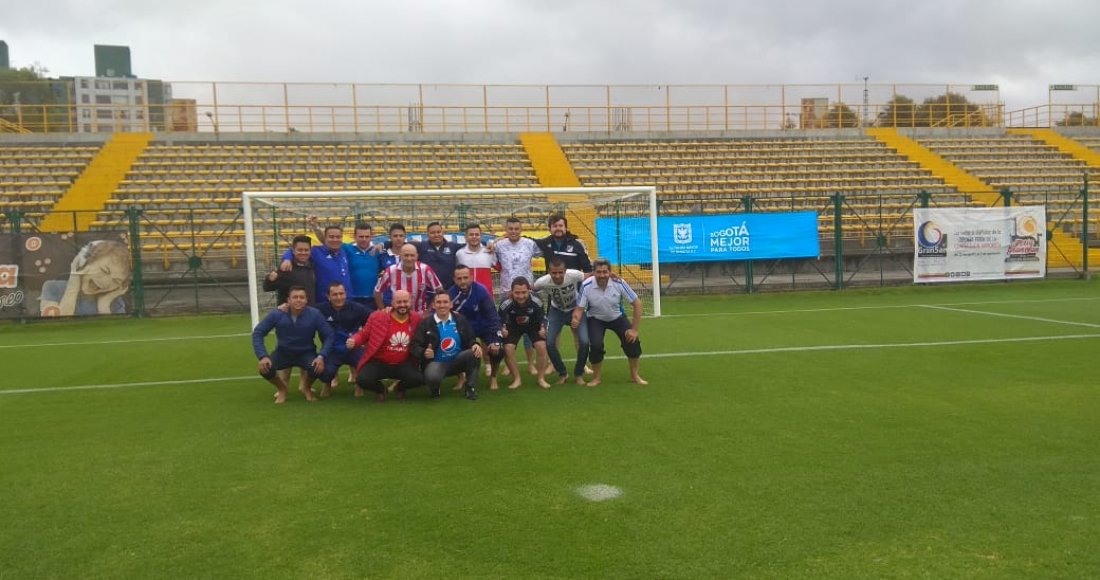 El Partido Cachaco de las barras populares azules y rojas, una tradición para los bogotanos