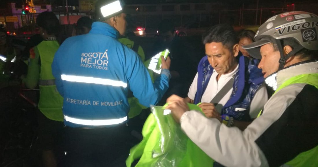 Con chalecos reflectivos para ciclistas se busca reducción de accidentes en Bogotá