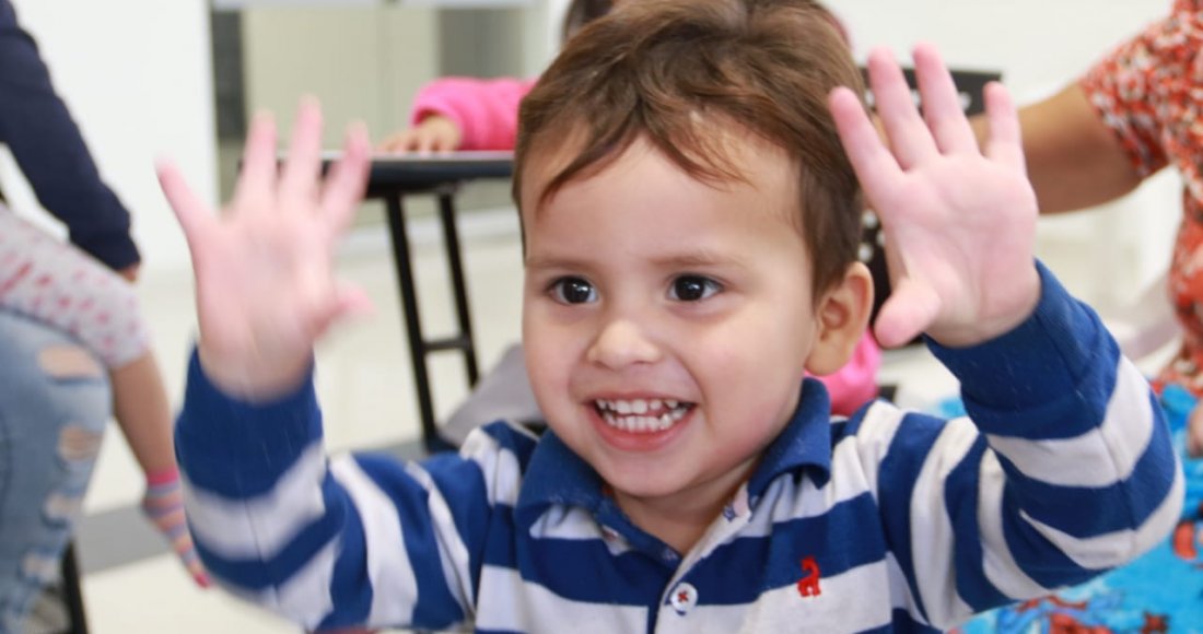 Las Aulas Hospitalarias del Hospital de la Misericordia – HOMI- se llenaron de risas, música, cuentos y muchos lápices de colores durante los talleres organizados por la Biblioteca de la Participación del Instituto Distrital de la Participación -IDPAC. A través de la lectura, el dibujo y diferentes actividades lúdico recreativas, los niños y niñas que asisten a estas aulas, pasaron una tarde diferente y divertida desbordada de creatividad.  Más de 50 niños y niñas que hacen parte del Programa de la Fundació