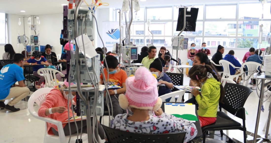 Las Aulas Hospitalarias del Hospital de la Misericordia – HOMI- se llenaron de risas, música, cuentos y muchos lápices de colores durante los talleres organizados por la Biblioteca de la Participación del Instituto Distrital de la Participación -IDPAC. A través de la lectura, el dibujo y diferentes actividades lúdico recreativas, los niños y niñas que asisten a estas aulas, pasaron una tarde diferente y divertida desbordada de creatividad.  Más de 50 niños y niñas que hacen parte del Programa de la Fundació