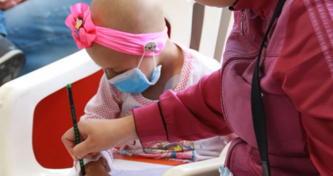 Las Aulas Hospitalarias del Hospital de la Misericordia – HOMI- se llenaron de risas, música, cuentos y muchos lápices de colores durante los talleres organizados por la Biblioteca de la Participación del Instituto Distrital de la Participación -IDPAC. A través de la lectura, el dibujo y diferentes actividades lúdico recreativas, los niños y niñas que asisten a estas aulas, pasaron una tarde diferente y divertida desbordada de creatividad.  Más de 50 niños y niñas que hacen parte del Programa de la Fundació