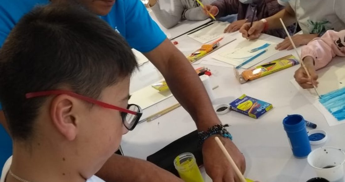 Las Aulas Hospitalarias del Hospital de la Misericordia – HOMI- se llenaron de risas, música, cuentos y muchos lápices de colores durante los talleres organizados por la Biblioteca de la Participación del Instituto Distrital de la Participación -IDPAC. A través de la lectura, el dibujo y diferentes actividades lúdico recreativas, los niños y niñas que asisten a estas aulas, pasaron una tarde diferente y divertida desbordada de creatividad.  Más de 50 niños y niñas que hacen parte del Programa de la Fundació