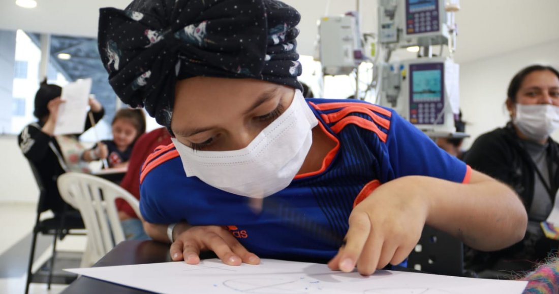 Las Aulas Hospitalarias del Hospital de la Misericordia – HOMI- se llenaron de risas, música, cuentos y muchos lápices de colores durante los talleres organizados por la Biblioteca de la Participación del Instituto Distrital de la Participación -IDPAC. A través de la lectura, el dibujo y diferentes actividades lúdico recreativas, los niños y niñas que asisten a estas aulas, pasaron una tarde diferente y divertida desbordada de creatividad.  Más de 50 niños y niñas que hacen parte del Programa de la Fundació