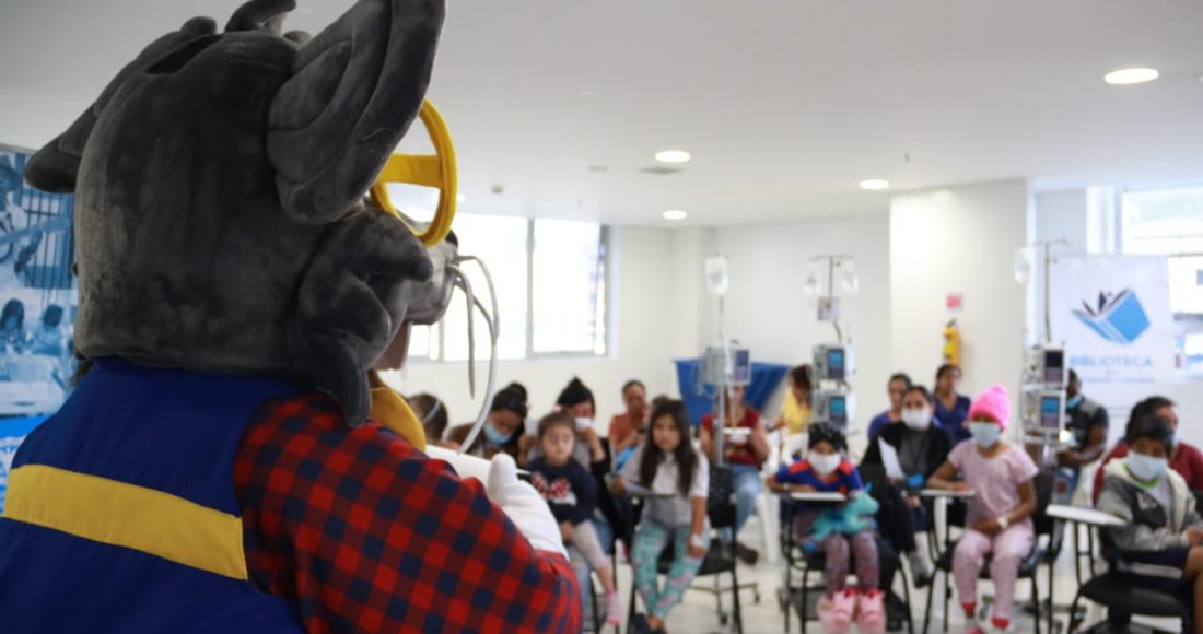 Las Aulas Hospitalarias del Hospital de la Misericordia – HOMI- se llenaron de risas, música, cuentos y muchos lápices de colores durante los talleres organizados por la Biblioteca de la Participación del Instituto Distrital de la Participación -IDPAC. A través de la lectura, el dibujo y diferentes actividades lúdico recreativas, los niños y niñas que asisten a estas aulas, pasaron una tarde diferente y divertida desbordada de creatividad.  Más de 50 niños y niñas que hacen parte del Programa de la Fundació