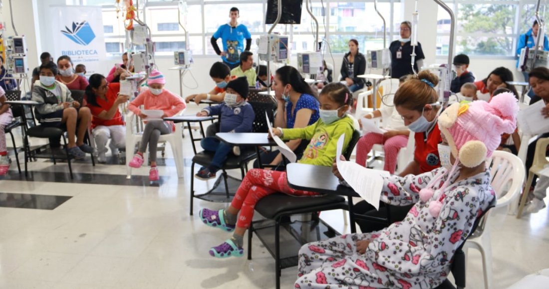 Las Aulas Hospitalarias del Hospital de la Misericordia – HOMI- se llenaron de risas, música, cuentos y muchos lápices de colores durante los talleres organizados por la Biblioteca de la Participación del Instituto Distrital de la Participación -IDPAC. A través de la lectura, el dibujo y diferentes actividades lúdico recreativas, los niños y niñas que asisten a estas aulas, pasaron una tarde diferente y divertida desbordada de creatividad.  Más de 50 niños y niñas que hacen parte del Programa de la Fundació