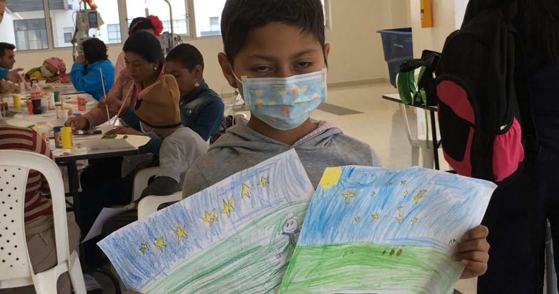 Las Aulas Hospitalarias del Hospital de la Misericordia – HOMI- se llenaron de risas, música, cuentos y muchos lápices de colores durante los talleres organizados por la Biblioteca de la Participación del Instituto Distrital de la Participación -IDPAC. A través de la lectura, el dibujo y diferentes actividades lúdico recreativas, los niños y niñas que asisten a estas aulas, pasaron una tarde diferente y divertida desbordada de creatividad.  Más de 50 niños y niñas que hacen parte del Programa de la Fundació