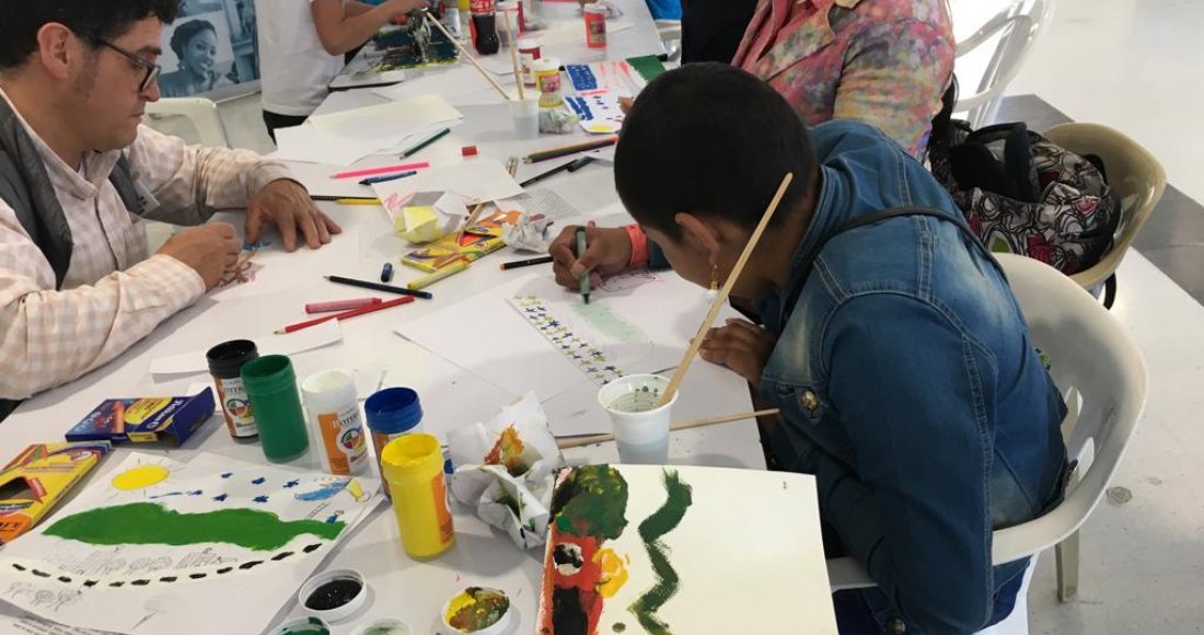 Las Aulas Hospitalarias del Hospital de la Misericordia – HOMI- se llenaron de risas, música, cuentos y muchos lápices de colores durante los talleres organizados por la Biblioteca de la Participación del Instituto Distrital de la Participación -IDPAC. A través de la lectura, el dibujo y diferentes actividades lúdico recreativas, los niños y niñas que asisten a estas aulas, pasaron una tarde diferente y divertida desbordada de creatividad.  Más de 50 niños y niñas que hacen parte del Programa de la Fundació