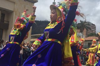 Con trajes típicos y bailes tradicionales bolivianos se toman las calles de La Candelaria 