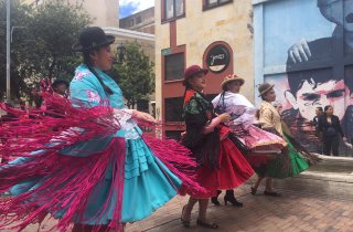 Con trajes típicos y bailes tradicionales bolivianos se toman las calles de La Candelaria 