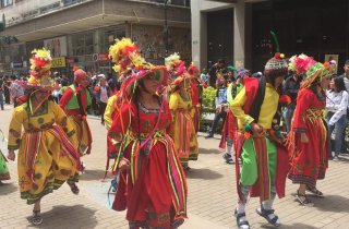 Con trajes típicos y bailes tradicionales bolivianos se toman las calles de La Candelaria 