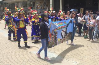 Con trajes típicos y bailes tradicionales bolivianos se toman las calles de La Candelaria 