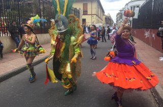 Con trajes típicos y bailes tradicionales bolivianos se toman las calles de La Candelaria 