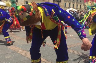 Con trajes típicos y bailes tradicionales bolivianos se toman las calles de La Candelaria 