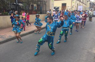 Con trajes típicos y bailes tradicionales bolivianos se toman las calles de La Candelaria 