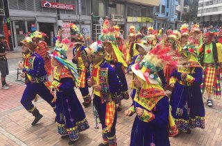 Con trajes típicos y bailes tradicionales bolivianos se toman las calles de La Candelaria 