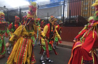 Con trajes típicos y bailes tradicionales bolivianos se toman las calles de La Candelaria 