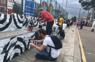 La comunidad del barrio Santa Fe embellece su parque, pintando la cancha de fútbol y baloncesto