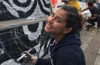 La comunidad del barrio Santa Fe embellece su parque, pintando la cancha de fútbol y baloncesto