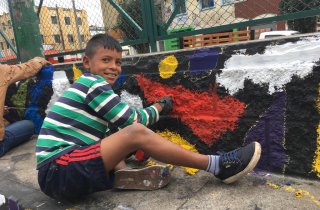 La comunidad del barrio Santa Fe embellece su parque, pintando la cancha de fútbol y baloncesto