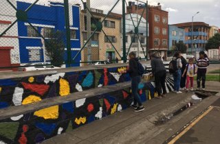 La comunidad del barrio Santa Fe embellece su parque, pintando la cancha de fútbol y baloncesto