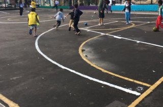 La comunidad del barrio Santa Fe embellece su parque, pintando la cancha de fútbol y baloncesto