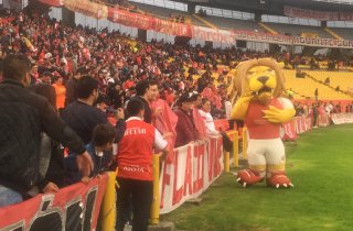 Imagen con el León e hinchas del Santafé