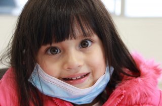 Las Aulas Hospitalarias del Hospital de la Misericordia – HOMI- se llenaron de risas, música, cuentos y muchos lápices de colores durante los talleres organizados por la Biblioteca de la Participación del Instituto Distrital de la Participación -IDPAC. A través de la lectura, el dibujo y diferentes actividades lúdico recreativas, los niños y niñas que asisten a estas aulas, pasaron una tarde diferente y divertida desbordada de creatividad.  Más de 50 niños y niñas que hacen parte del Programa de la Fundació