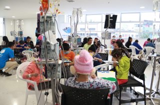 Las Aulas Hospitalarias del Hospital de la Misericordia – HOMI- se llenaron de risas, música, cuentos y muchos lápices de colores durante los talleres organizados por la Biblioteca de la Participación del Instituto Distrital de la Participación -IDPAC. A través de la lectura, el dibujo y diferentes actividades lúdico recreativas, los niños y niñas que asisten a estas aulas, pasaron una tarde diferente y divertida desbordada de creatividad.  Más de 50 niños y niñas que hacen parte del Programa de la Fundació