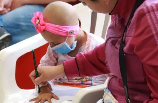 Las Aulas Hospitalarias del Hospital de la Misericordia – HOMI- se llenaron de risas, música, cuentos y muchos lápices de colores durante los talleres organizados por la Biblioteca de la Participación del Instituto Distrital de la Participación -IDPAC. A través de la lectura, el dibujo y diferentes actividades lúdico recreativas, los niños y niñas que asisten a estas aulas, pasaron una tarde diferente y divertida desbordada de creatividad.  Más de 50 niños y niñas que hacen parte del Programa de la Fundació