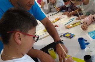 Las Aulas Hospitalarias del Hospital de la Misericordia – HOMI- se llenaron de risas, música, cuentos y muchos lápices de colores durante los talleres organizados por la Biblioteca de la Participación del Instituto Distrital de la Participación -IDPAC. A través de la lectura, el dibujo y diferentes actividades lúdico recreativas, los niños y niñas que asisten a estas aulas, pasaron una tarde diferente y divertida desbordada de creatividad.  Más de 50 niños y niñas que hacen parte del Programa de la Fundació