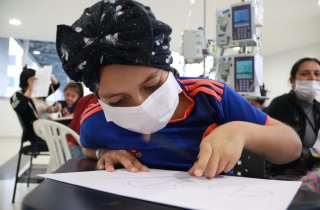 Las Aulas Hospitalarias del Hospital de la Misericordia – HOMI- se llenaron de risas, música, cuentos y muchos lápices de colores durante los talleres organizados por la Biblioteca de la Participación del Instituto Distrital de la Participación -IDPAC. A través de la lectura, el dibujo y diferentes actividades lúdico recreativas, los niños y niñas que asisten a estas aulas, pasaron una tarde diferente y divertida desbordada de creatividad.  Más de 50 niños y niñas que hacen parte del Programa de la Fundació