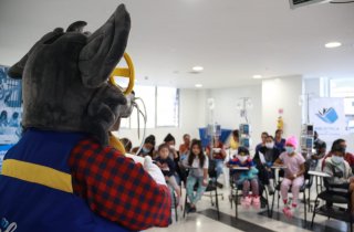 Las Aulas Hospitalarias del Hospital de la Misericordia – HOMI- se llenaron de risas, música, cuentos y muchos lápices de colores durante los talleres organizados por la Biblioteca de la Participación del Instituto Distrital de la Participación -IDPAC. A través de la lectura, el dibujo y diferentes actividades lúdico recreativas, los niños y niñas que asisten a estas aulas, pasaron una tarde diferente y divertida desbordada de creatividad.  Más de 50 niños y niñas que hacen parte del Programa de la Fundació