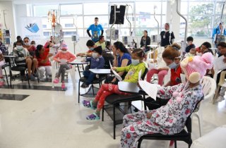 Las Aulas Hospitalarias del Hospital de la Misericordia – HOMI- se llenaron de risas, música, cuentos y muchos lápices de colores durante los talleres organizados por la Biblioteca de la Participación del Instituto Distrital de la Participación -IDPAC. A través de la lectura, el dibujo y diferentes actividades lúdico recreativas, los niños y niñas que asisten a estas aulas, pasaron una tarde diferente y divertida desbordada de creatividad.  Más de 50 niños y niñas que hacen parte del Programa de la Fundació