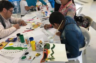 Las Aulas Hospitalarias del Hospital de la Misericordia – HOMI- se llenaron de risas, música, cuentos y muchos lápices de colores durante los talleres organizados por la Biblioteca de la Participación del Instituto Distrital de la Participación -IDPAC. A través de la lectura, el dibujo y diferentes actividades lúdico recreativas, los niños y niñas que asisten a estas aulas, pasaron una tarde diferente y divertida desbordada de creatividad.  Más de 50 niños y niñas que hacen parte del Programa de la Fundació