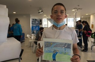 Las Aulas Hospitalarias del Hospital de la Misericordia – HOMI- se llenaron de risas, música, cuentos y muchos lápices de colores durante los talleres organizados por la Biblioteca de la Participación del Instituto Distrital de la Participación -IDPAC. A través de la lectura, el dibujo y diferentes actividades lúdico recreativas, los niños y niñas que asisten a estas aulas, pasaron una tarde diferente y divertida desbordada de creatividad.  Más de 50 niños y niñas que hacen parte del Programa de la Fundació