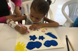 Las Aulas Hospitalarias del Hospital de la Misericordia – HOMI- se llenaron de risas, música, cuentos y muchos lápices de colores durante los talleres organizados por la Biblioteca de la Participación del Instituto Distrital de la Participación -IDPAC. A través de la lectura, el dibujo y diferentes actividades lúdico recreativas, los niños y niñas que asisten a estas aulas, pasaron una tarde diferente y divertida desbordada de creatividad.  Más de 50 niños y niñas que hacen parte del Programa de la Fundació